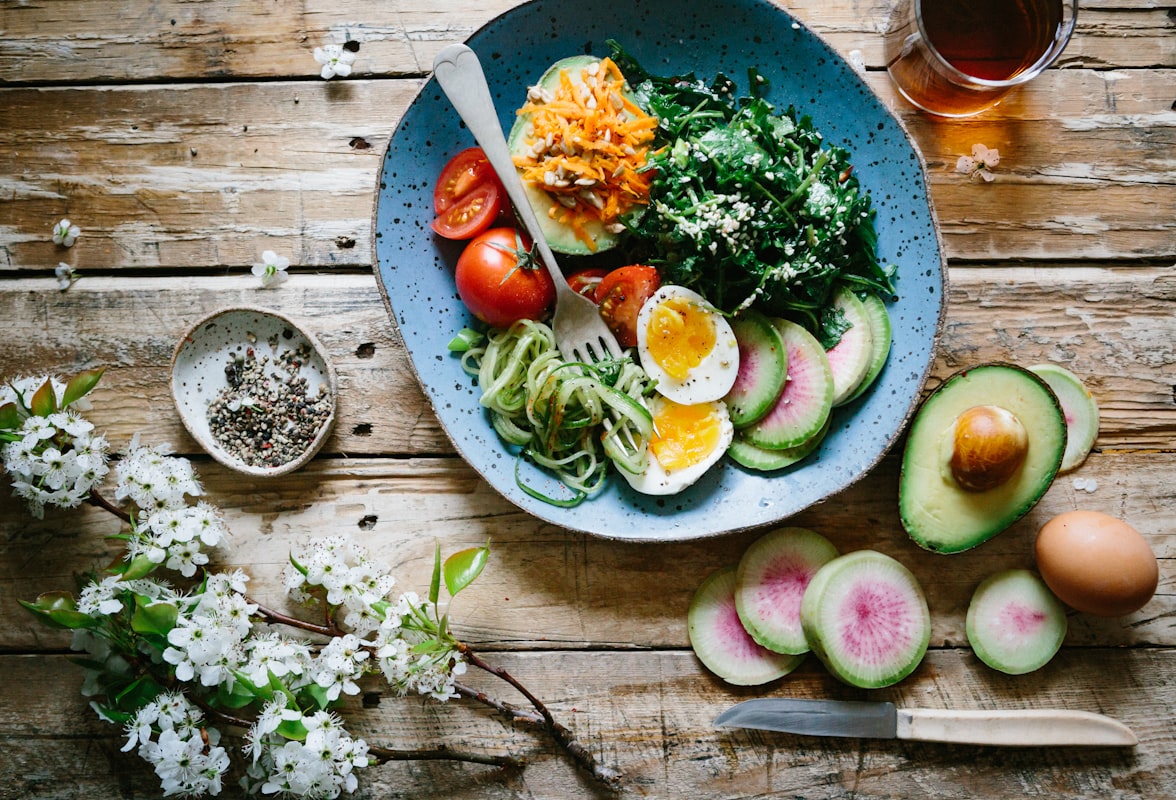 Salad sayuran segar dengan protein